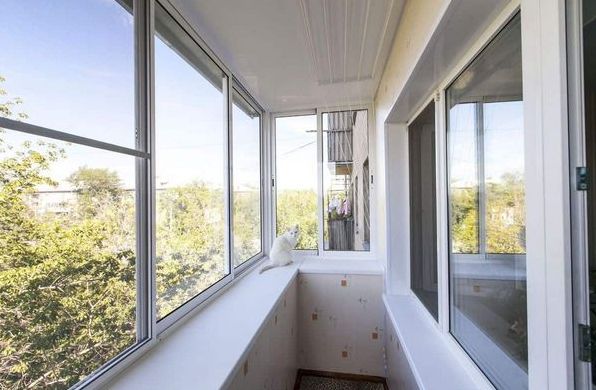 Скління балкону — популярні сучасні рішення